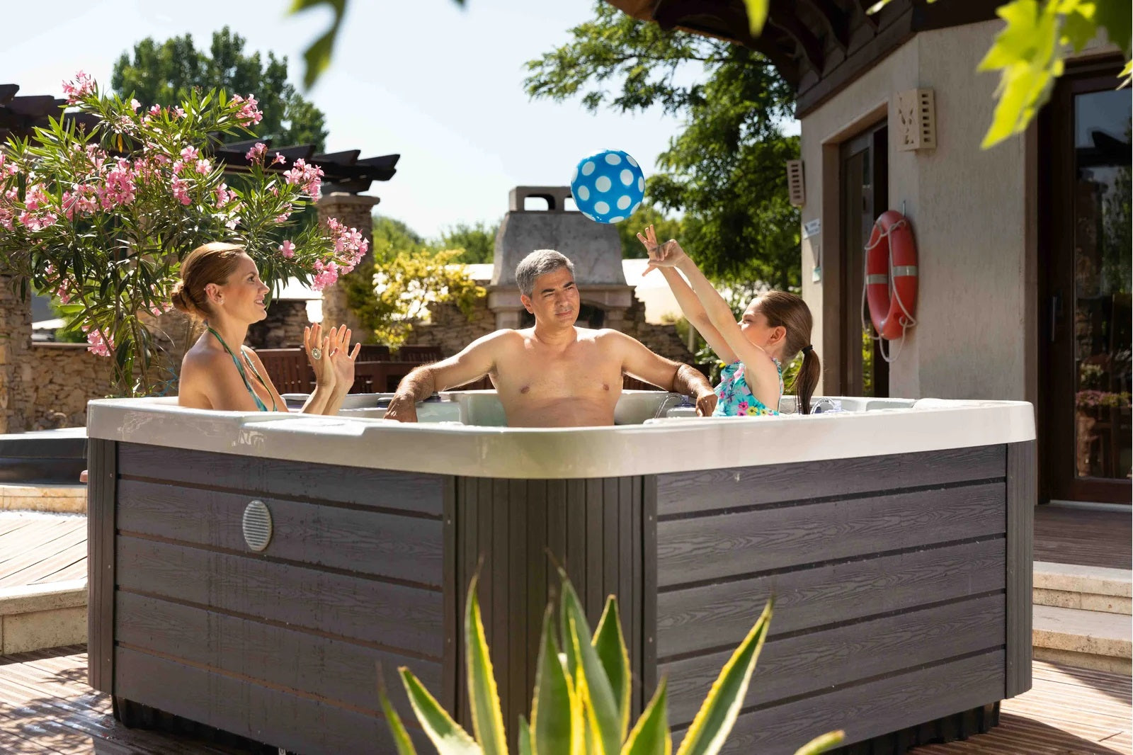 Jersey Hot Tub / Spa - for 6 persons / Buenospa - life style 3